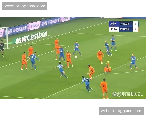 上海申花禁区内犯规，裁判观看回放后判给点球